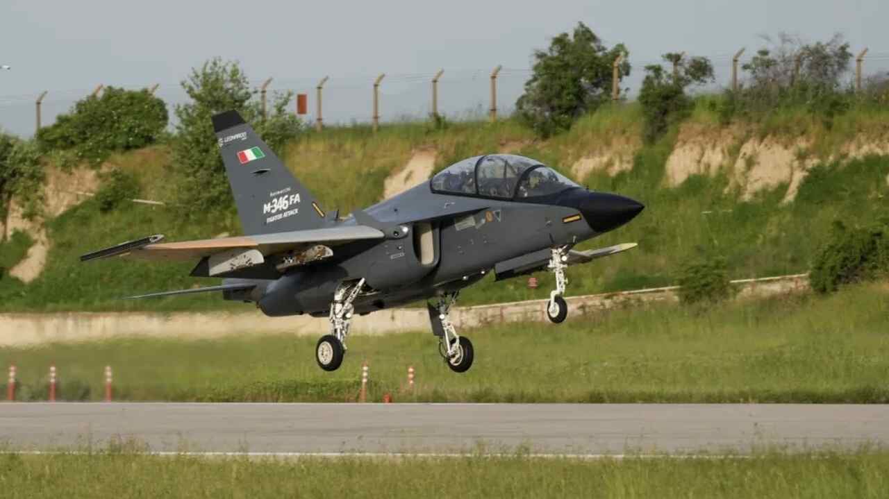 Drone de combate turco Kızılelma opera ao lado de jato M-346 em testes de autonomia