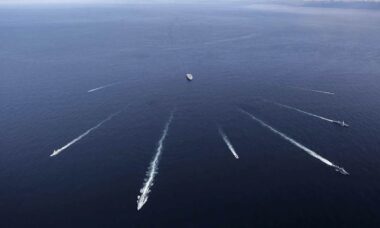 Porta-aviões britânico participa de grande caça a submarinos da OTAN na Noruega