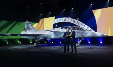 Saab apresenta primeiro caça Gripen F de dois lugares para a Força Aérea Brasileira