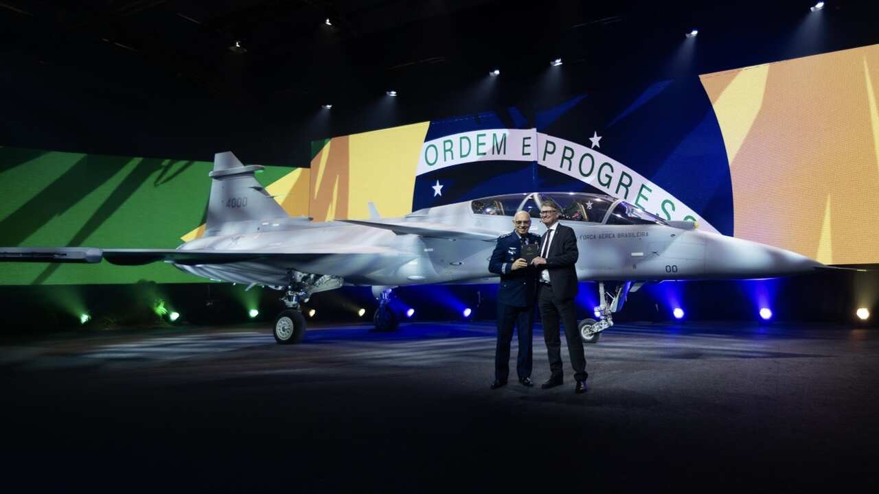 Saab apresenta primeiro caça Gripen F de dois lugares para a Força Aérea Brasileira