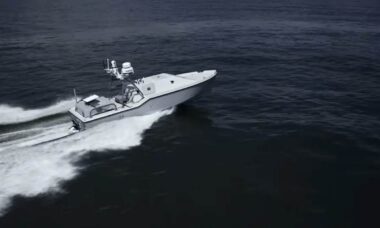 Marinha dos EUA usa drone naval para resgatar tripulantes de helicóptero Apache abatido