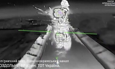 Forças especiais da Ucrânia destroem ponte ferroviária e trem de reparos na Crimeia