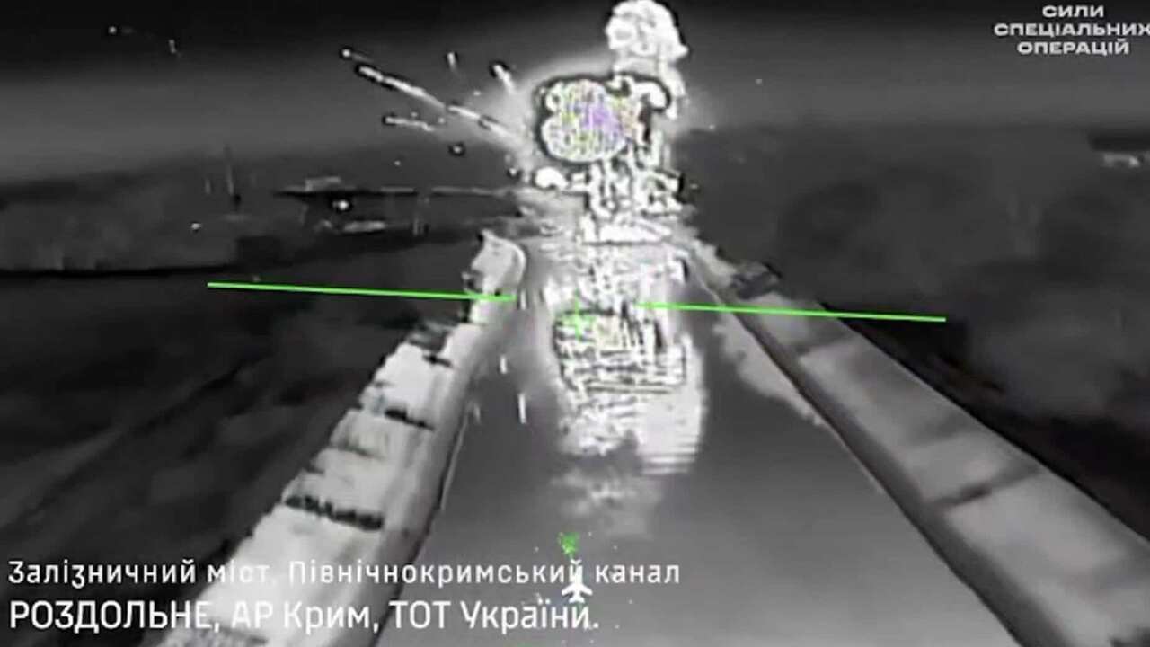Forças especiais da Ucrânia destroem ponte ferroviária e trem de reparos na Crimeia
