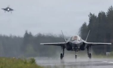F-35B dos fuzileiros dos EUA operam em rodovia finlandesa durante exercício da OTAN
