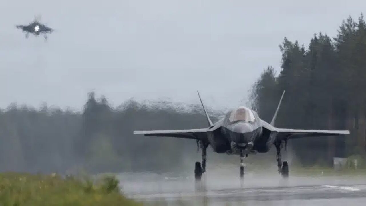 F-35B dos fuzileiros dos EUA operam em rodovia finlandesa durante exercício da OTAN