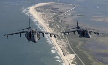 Harrier II faz voo de despedida e abre caminho para domínio do F-35B