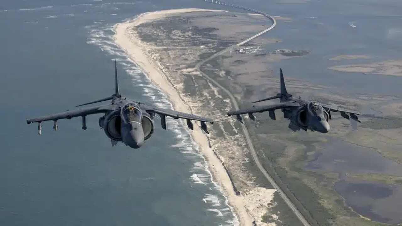 Harrier II faz voo de despedida e abre caminho para domínio do F-35B