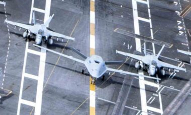 MQ-25 Stingray aparece a bordo de porta-aviões americano em demonstração inédita