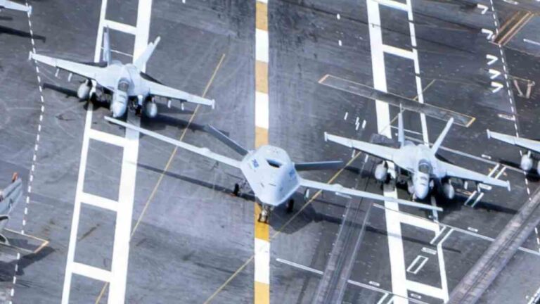 MQ-25 Stingray aparece a bordo de porta-aviões americano em demonstração inédita