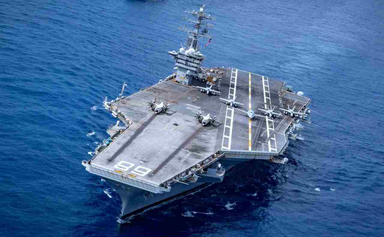 MQ-25 Stingray aparece a bordo de porta-aviões americano em demonstração inédita