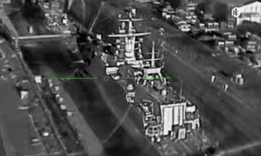 Drones ucranianos atingem corveta lançadora de mísseis russa em São Petersburgo