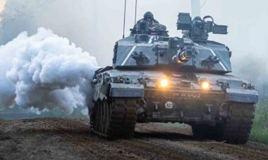 OTAN leva tanques Challenger 2 para exercício perto da fronteira da Rússia. Foto: X @DefenceOps