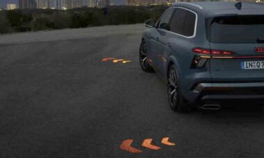 Novo Audi Q7 projeta setas de direção diretamente no asfalto (Foto: Audi)
