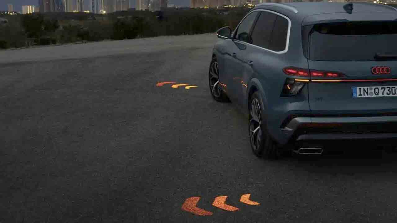 Nye Audi Q7 projiserer blinklys direkte på veibanen (Foto: Audi)