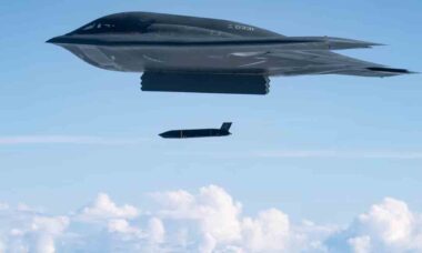 B-2 Spirit dispara míssil AGM-158C LRASM durante exercício Valiant Shield 2026. Foto: U.S. Air Force / Tech Sgt. Thomas Barley