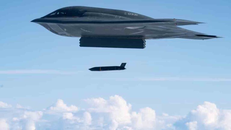 B-2 Spirit dispara míssil antinavio LRASM em exercício real no Pacífico