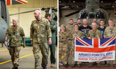 Bruce Dickinson, do Iron Maiden, visita base da RAF e conhece helicóptero Chinook. Fonte: UK Ministry of Defence