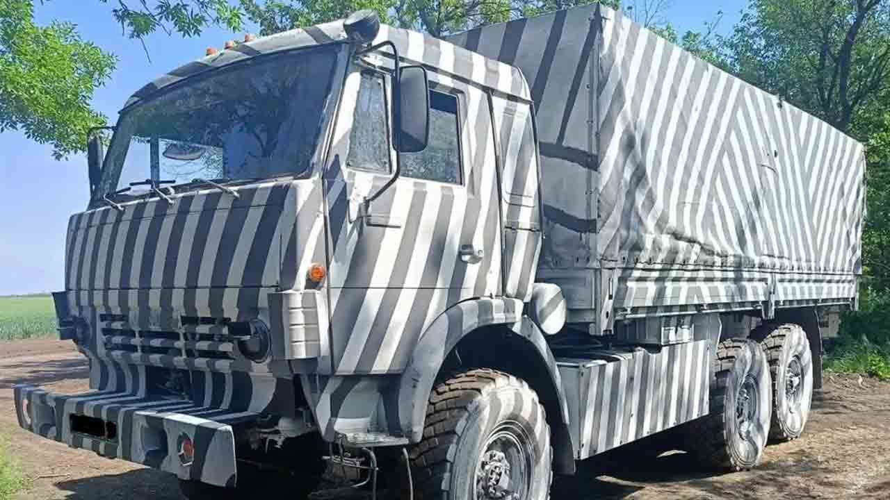 La Russia dipinge i camion con uno schema speciale per ingannare i droni dotati di IA in Ucraina (X @Osinttechnical)