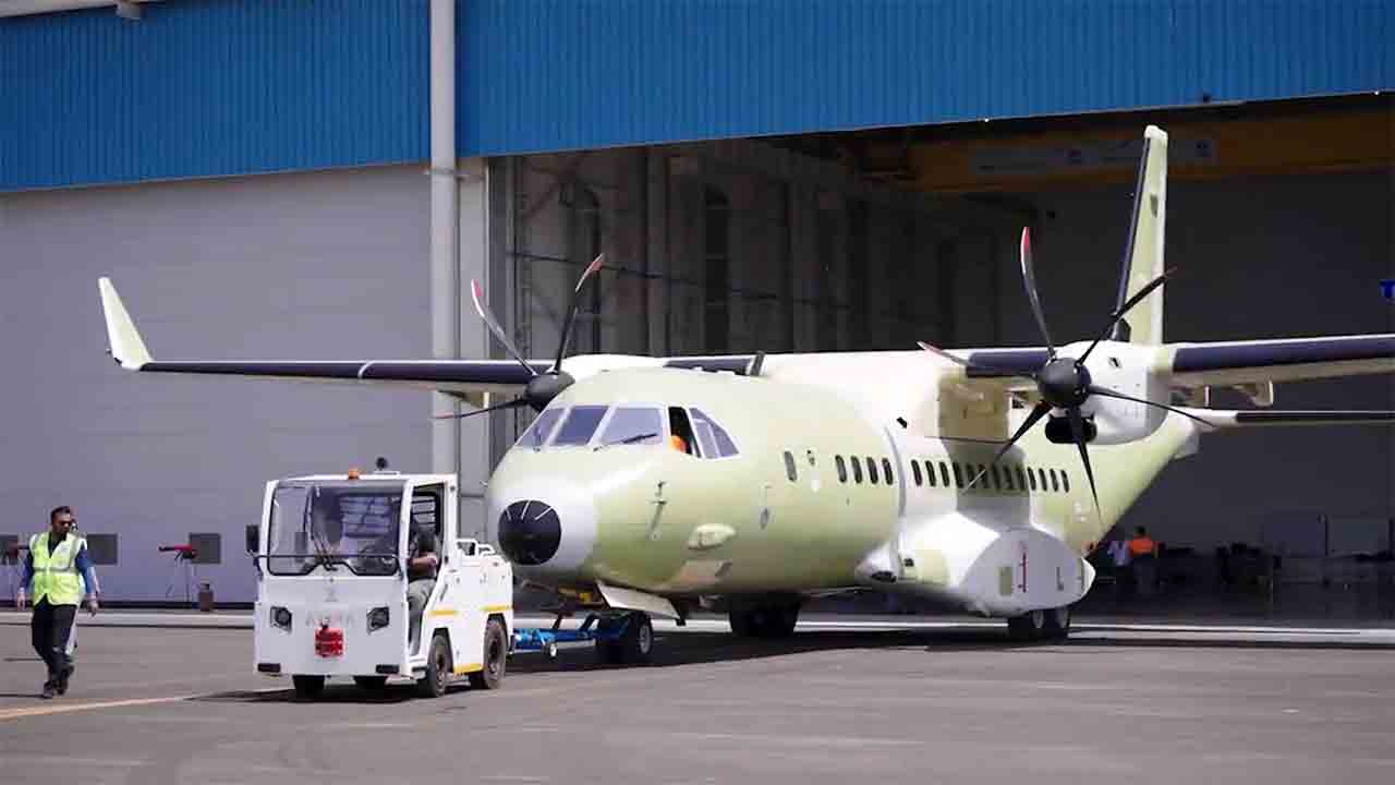 Tata e Airbus realizam primeiro voo do C295 montado na Índia. Foto: X @AirbusDefence