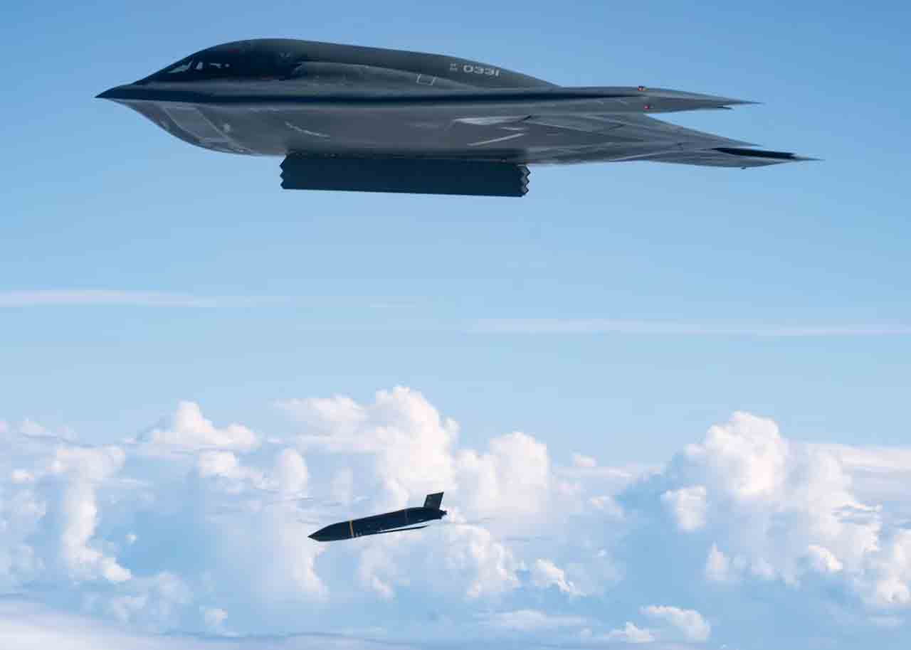 B-2 Spirit dispara míssil AGM-158C LRASM durante exercício Valiant Shield 2026. Foto: U.S. Air Force / Tech Sgt. Thomas Barley