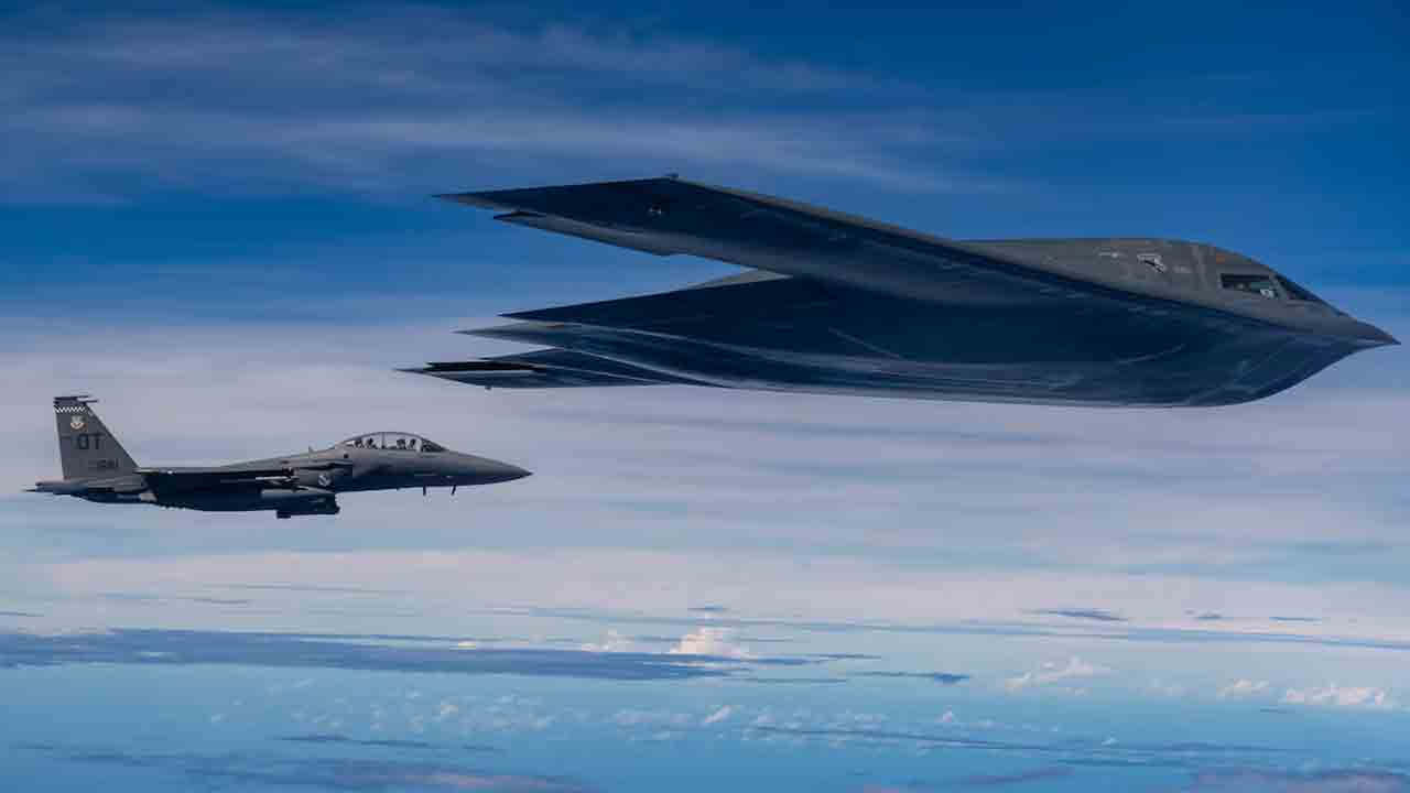 B-2 Spirit dispara míssil AGM-158C LRASM durante exercício Valiant Shield 2026. Foto: U.S. Air Force / Tech Sgt. Thomas Barley
