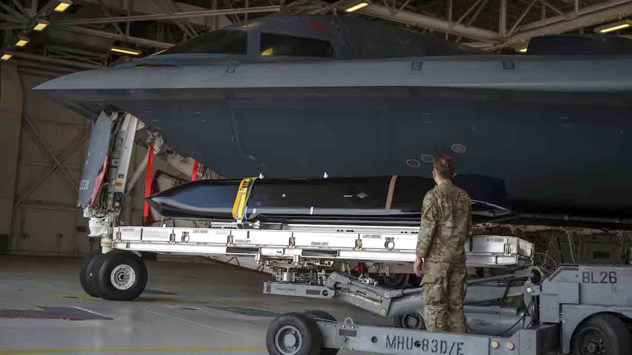 B-2 Spirit dispara míssil AGM-158C LRASM durante exercício Valiant Shield 2026. Foto: U.S. Air Force / Tech Sgt. Thomas Barley