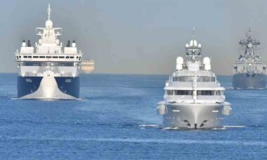 Destróier Severomorsk escolta iate de Putin com proteção antidrones no Mar Báltico (X @MrFrantarelli)