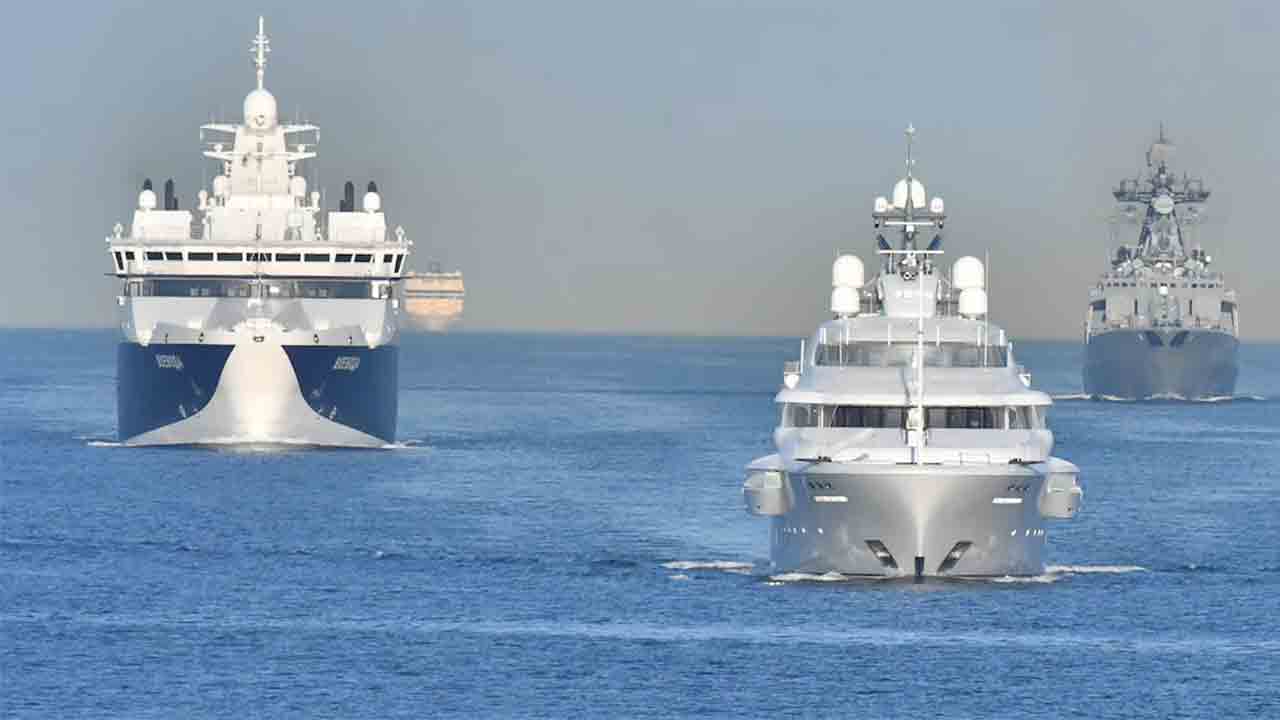 Destróier Severomorsk escolta iate de Putin com proteção antidrones no Mar Báltico (X @MrFrantarelli)