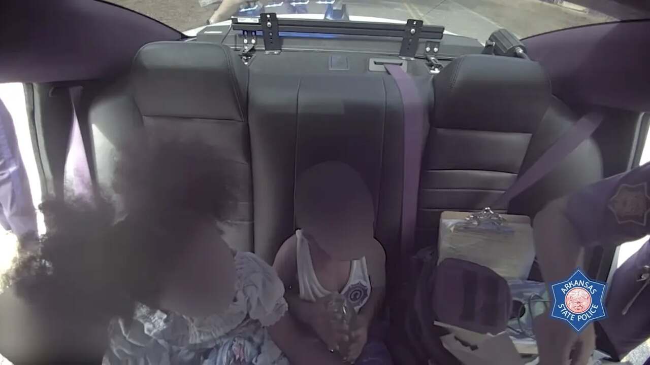 Motorista foge da polícia, capota veículo e lança bebê para fora do carro