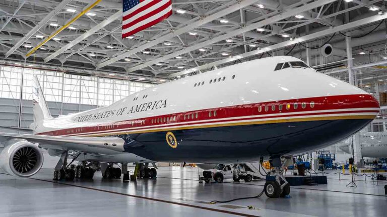 Força Aérea dos EUA recebe VC-25B Bridge, o 747 que servirá como Air Force One provisório