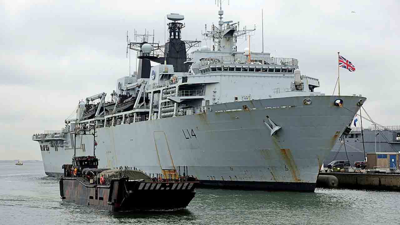 HMS Albion。写真: Royal Navy