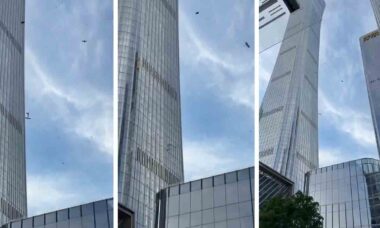 Pequena aeronave atinge arranha-céu China Zun. Foto: Reprodução X @visegrad24