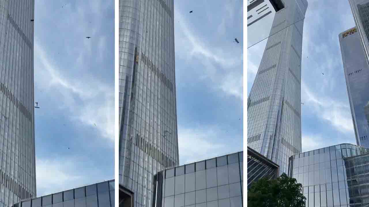 Kisrepülőgép csapódik a China Zun felhőkarcolóba. Fotó: X @visegrad24 reprodukció