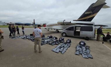 Piloto que ganhou avião de MrBeast é liberado após apreensão de 261 kg de maconha no Paraguai. Foto: SENAD Paraguay / @senad_paraguay