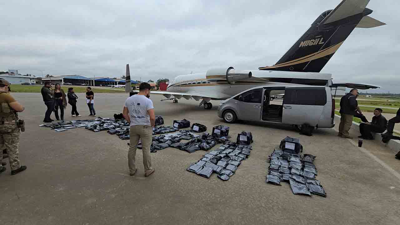 Piloto que ganhou avião de MrBeast é liberado após apreensão de 261 kg de maconha no Paraguai. Foto: SENAD Paraguay / @senad_paraguay