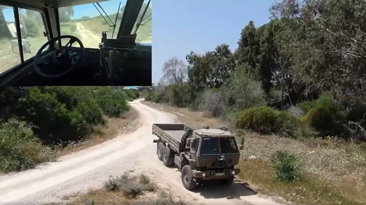 Camion FMTV d'Oshkosh équipé d'un kit d'autonomie. Photo : Bluewhite