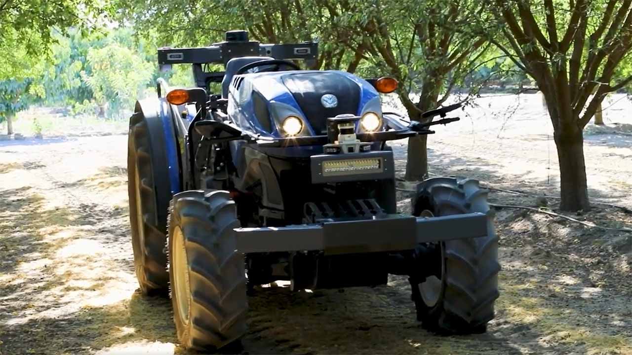 Tracteur équipé du kit de système autonome Bluewhite. Photo : Bluewhite