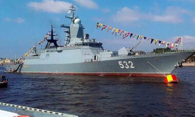 Corveta russa Bojkij (Бойкий) em São Petersburgo, no rio Neva, em 26 de julho de 2013. Foto: Wikimedia