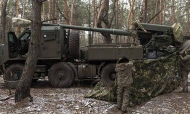 Obuseiro autopropulsado Bohdana montado em chassi Tatra Phoenix da 45ª Brigada de Artilharia da Ucrânia. Foto: Wkimedia