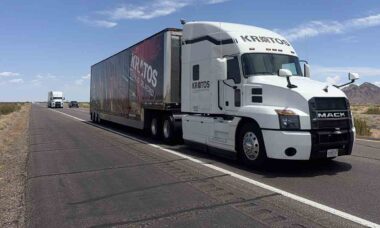 Caminhão sem motorista no volante cruza os EUA em missão para a NASCAR. Foto: Kratos