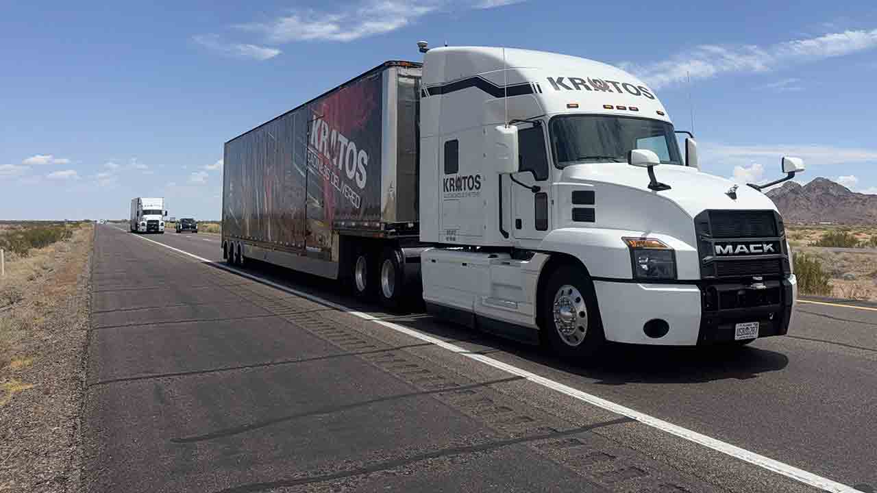 Caminhão sem motorista no volante cruza os EUA em missão para a NASCAR. Foto: Kratos