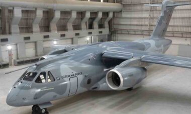 Primeiro C-390 checo surge no Brasil com camuflagem inédita em três tons de cinza