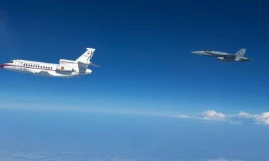 Caça espanhol escolta avião que levou o Papa Leão XIV de volta a Roma após incidente técnico. Foto: Força Aérea Espanhola