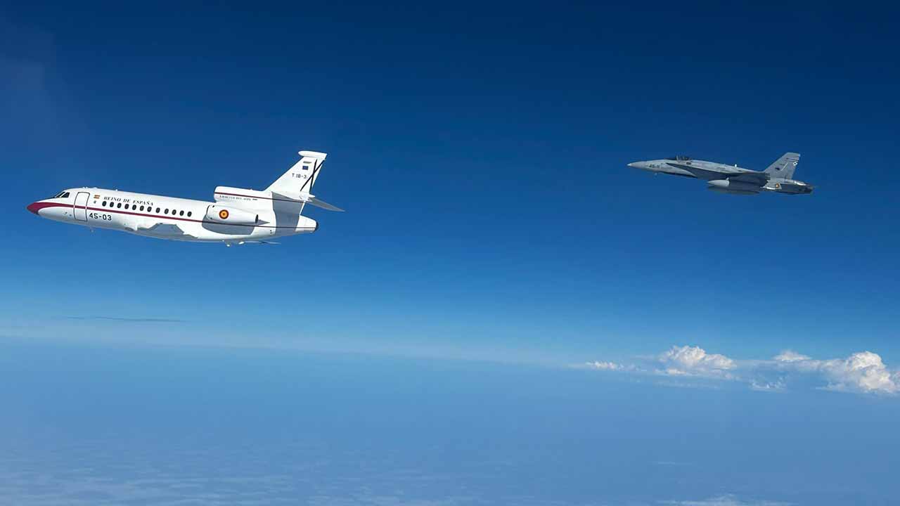 Spansk jagerfly eskorterer flyet, der bragte pave Leo XIV tilbage til Rom efter teknisk hændelse. Foto: Det Spanske Flyvevåben