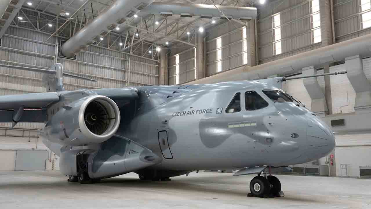 Az első cseh C-390 Brazíliában jelent meg egyedi, háromszürke árnyalatú álcafestéssel