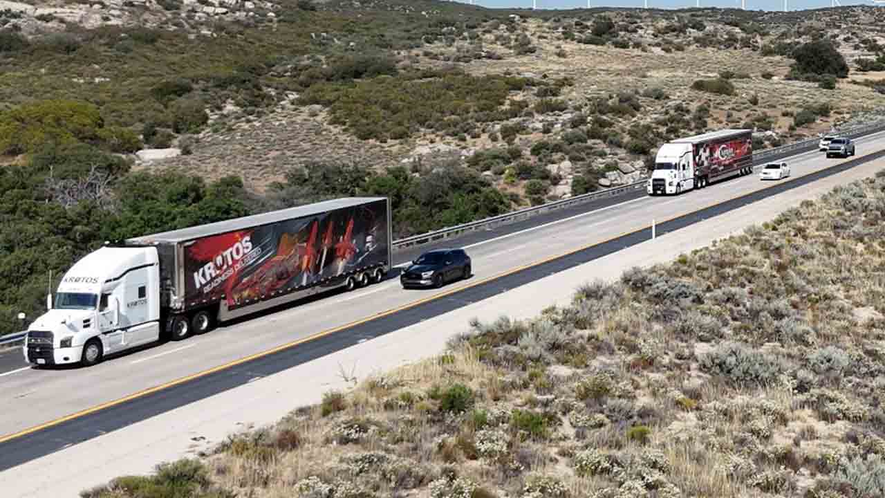 Caminhão sem motorista no volante cruza os EUA em missão para a NASCAR. Foto: Kratos