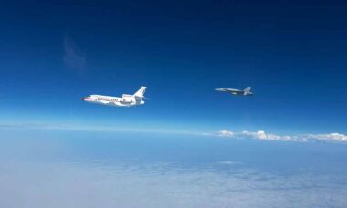 Caça espanhol escolta avião que levou o Papa Leão XIV de volta a Roma após incidente técnico. Foto: Força Aérea Espanhola