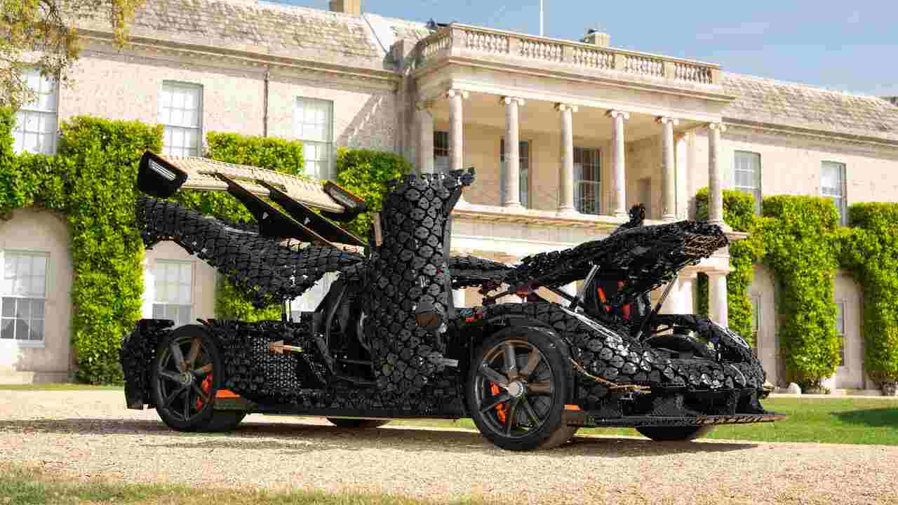Carro da LEGO com mais de 327 mil peças quebra recorde de velocidade