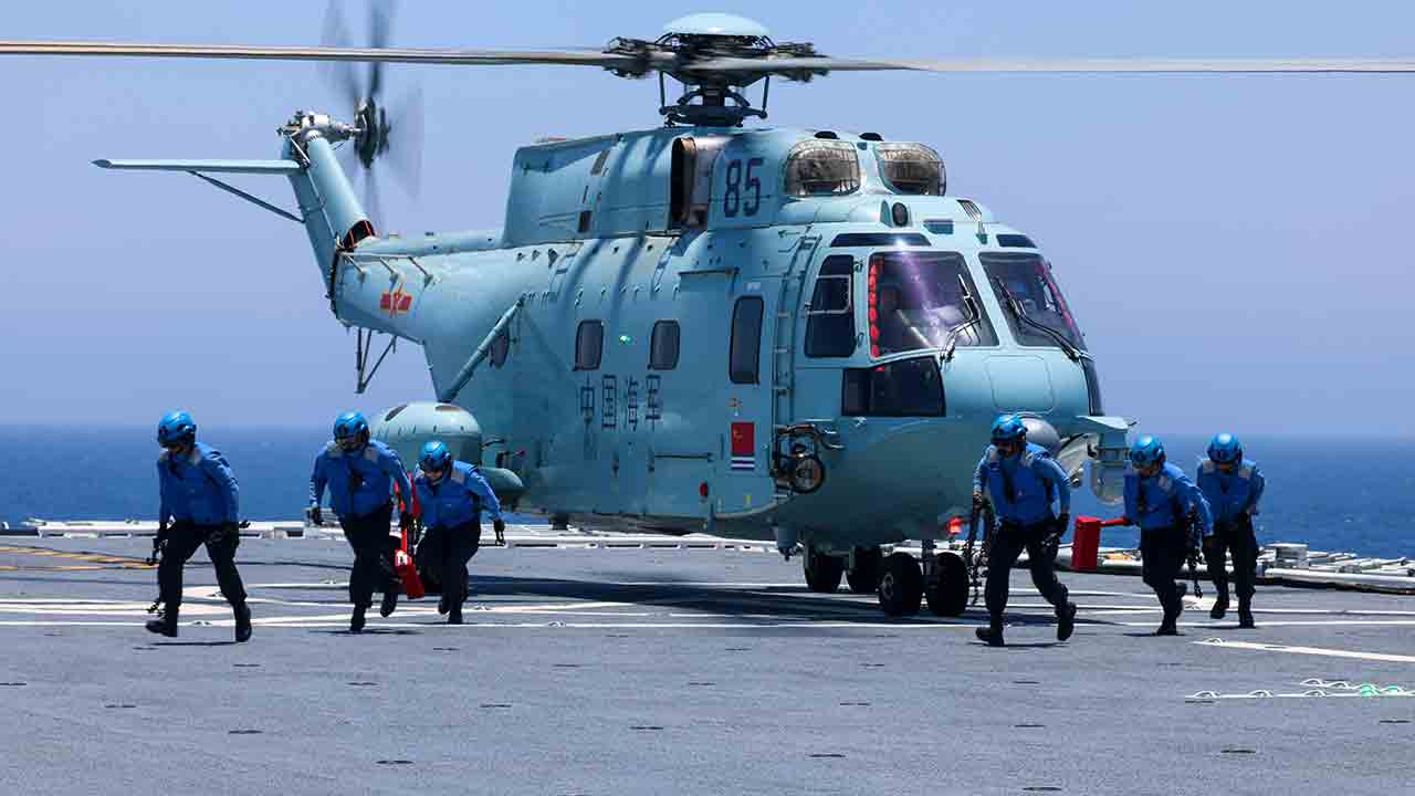 Z-8C helicopter conducts operations aboard Hubei. Photo: eng.chinamil.com.cn / Qiao Chenxi