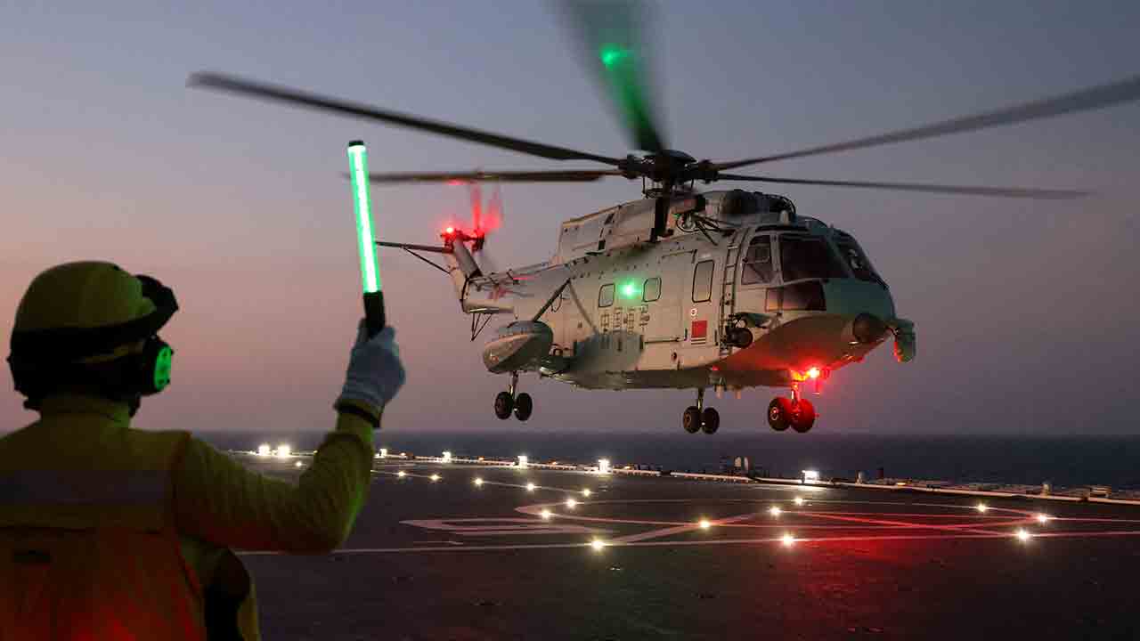 Z-8C helicopter conducts operations aboard Hubei. Photo: eng.chinamil.com.cn / Qiao Chenxi